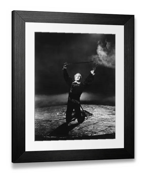 Framed Print : Laurence Olivier in a Scene from Hamlet Framed Print : Laurence Olivier in a Scene from Hamlet
