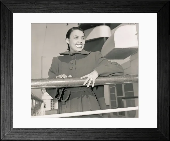 Framed Print : Lena Horne Returning to New York for Christmas