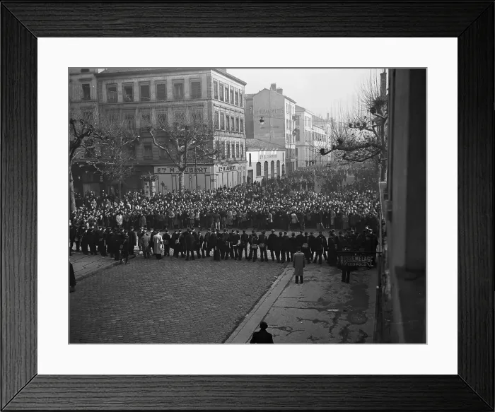 Framed Print : Police Form Line to Head Off Pickets Framed Print : Police Form Line to Head Off Pickets