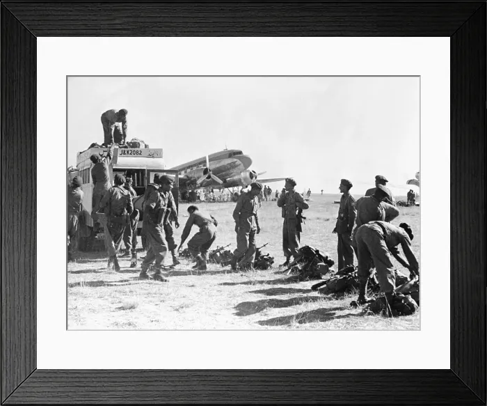 Framed Print : Indian Soldiers Land in Srinigar Framed Print : Indian Soldiers Land in Srinigar