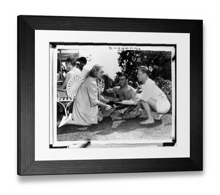 Framed Print : Mary Pickford Serves Drinks to Veterans
