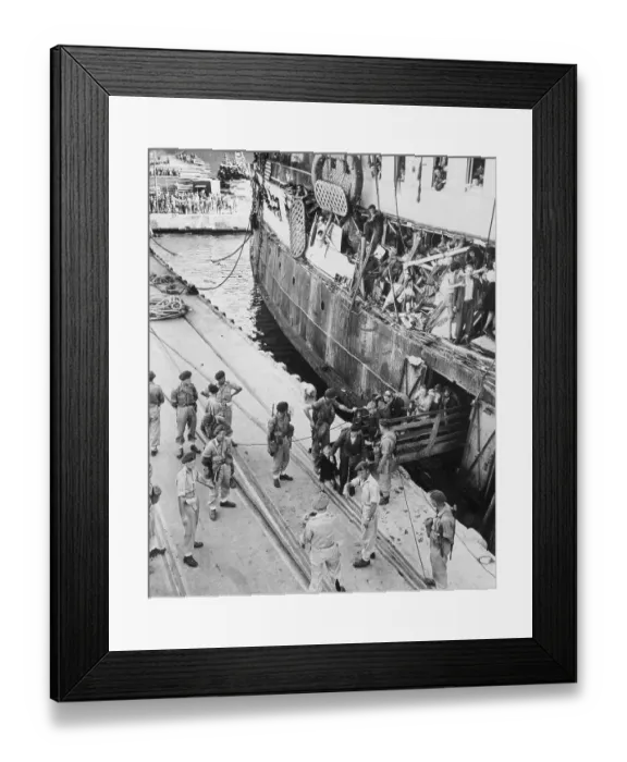 Framed Print : Jewish Refugees in Palestine, 1947 Framed Print : Jewish Refugees in Palestine, 1947