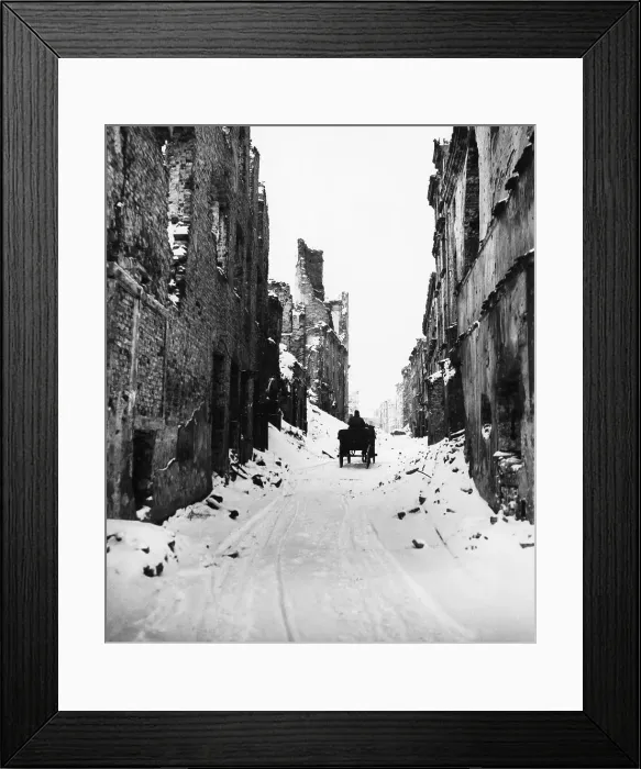 Framed Print : Carriage on Snowy Rubble-Strewn Street Framed Print : Carriage on Snowy Rubble-Strewn Street