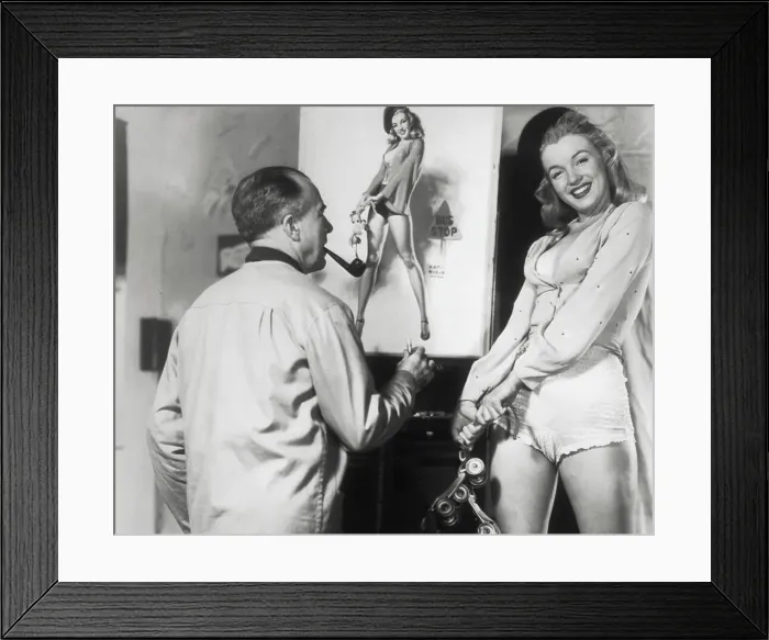 Framed Print : Marilyn Monroe Posing for Earl Moran Framed Print : Marilyn Monroe Posing for Earl Moran