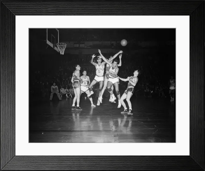Framed Print : New York Knicks and Detroit Falcons Fighting for Rebound Framed Print : New York Knicks and Detroit Falcons Fighting for Rebound