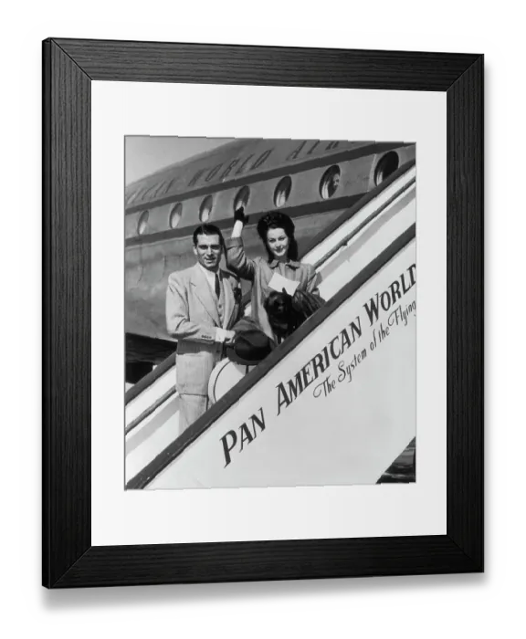 Framed Print : Laurence Olivier and Vivien Leigh on Airplane Gangway Framed Print : Laurence Olivier and Vivien Leigh on Airplane Gangway