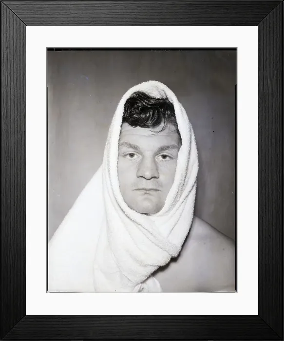 Framed Print : Bruce Woodcock with Towel Over Head Framed Print : Bruce Woodcock with Towel Over Head