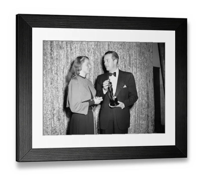 Framed Print : Actor Ray Milland with Oscar Framed Print : Actor Ray Milland with Oscar