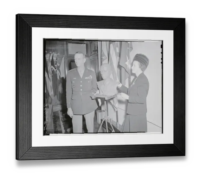 Framed Print : Suzanne Silvercruys Making Bust of Jonathan Wainwright Framed Print : Suzanne Silvercruys Making Bust of Jonathan Wainwright