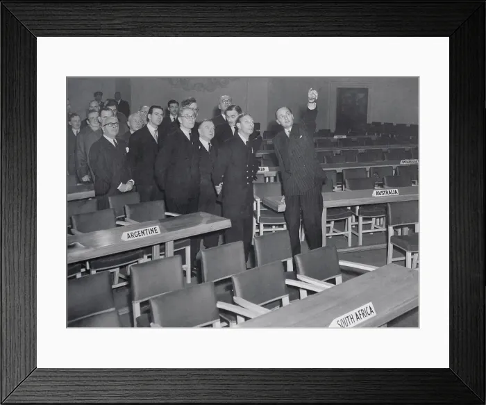 Framed Print : King George in Central Hall