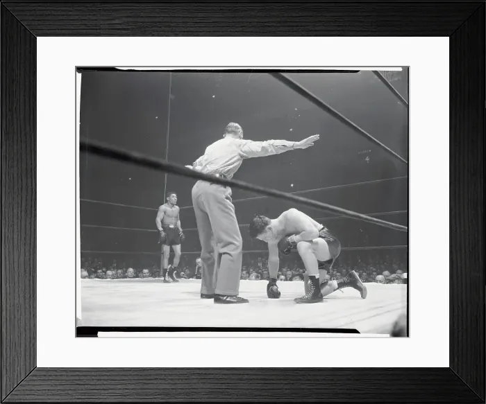 Framed Print : Morris Reif on Canvas During Bout with Beau Jack Framed Print : Morris Reif on Canvas During Bout with Beau Jack