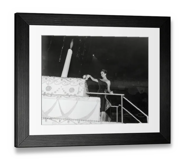 Framed Print : Elizabeth Taylor Cutting Giant Cake Framed Print : Elizabeth Taylor Cutting Giant Cake