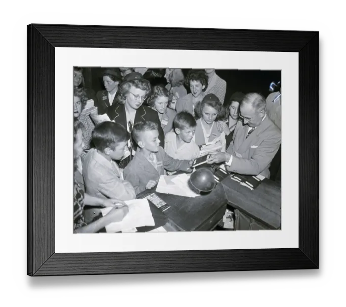 Framed Print : British Refugee Children Return Home Framed Print : British Refugee Children Return Home