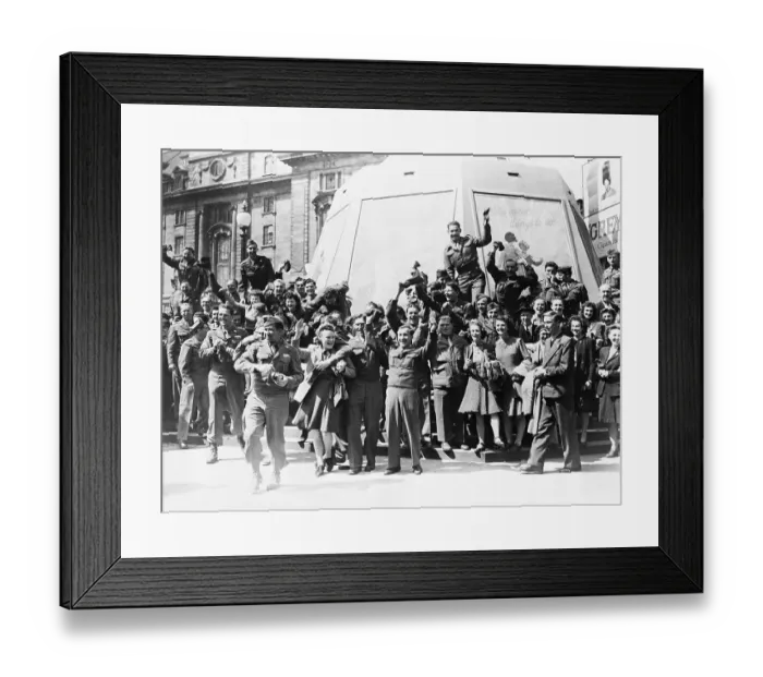 Framed Print : Gi'S Celebrate In London Framed Print : Gi'S Celebrate In London