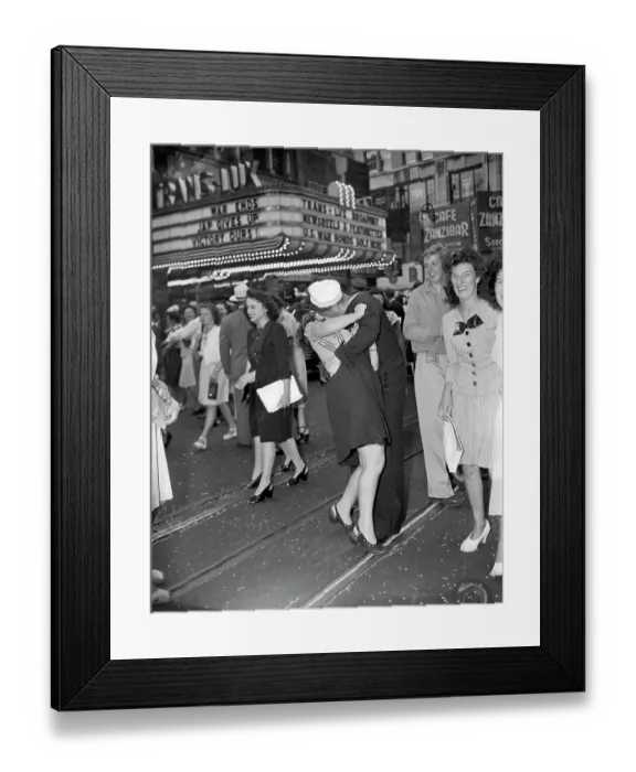 Framed Print : Sailor and Young Woman in Times Square Framed Print : Sailor and Young Woman in Times Square