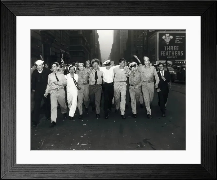Framed Print : Servicemen Celebrating V-J Day in New York Framed Print : Servicemen Celebrating V-J Day in New York