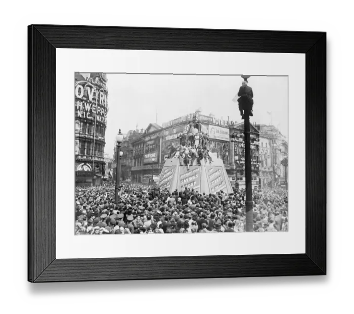 Framed Print : Crowd In Piccadilly Circus, V-Day Framed Print : Crowd In Piccadilly Circus, V-Day