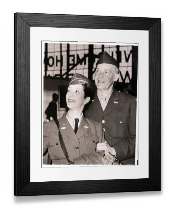 Framed Print : Alfred Lunt and Lynn Fontaine at Airport Framed Print : Alfred Lunt and Lynn Fontaine at Airport
