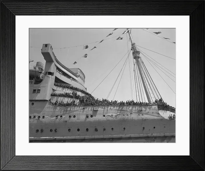 Framed Print : Soldiers Returning Home on Queen Mary