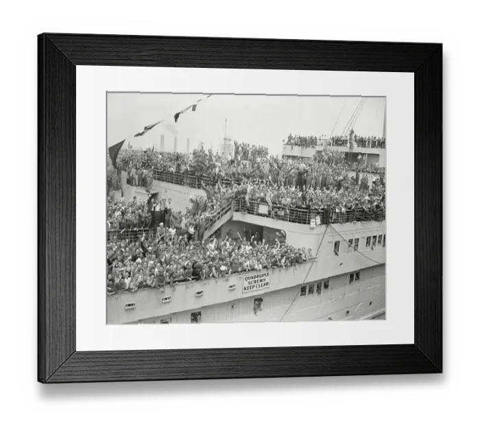 Framed Print : Queen Mary Sailing into New York with Troops Framed Print : Queen Mary Sailing into New York with Troops