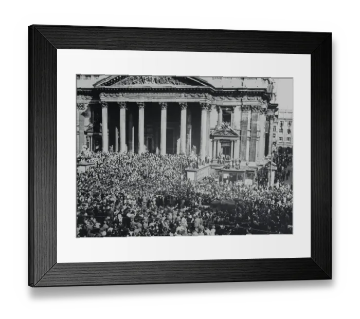 Framed Print : Exterior of Brussels Palace with Crowd Framed Print : Exterior of Brussels Palace with Crowd