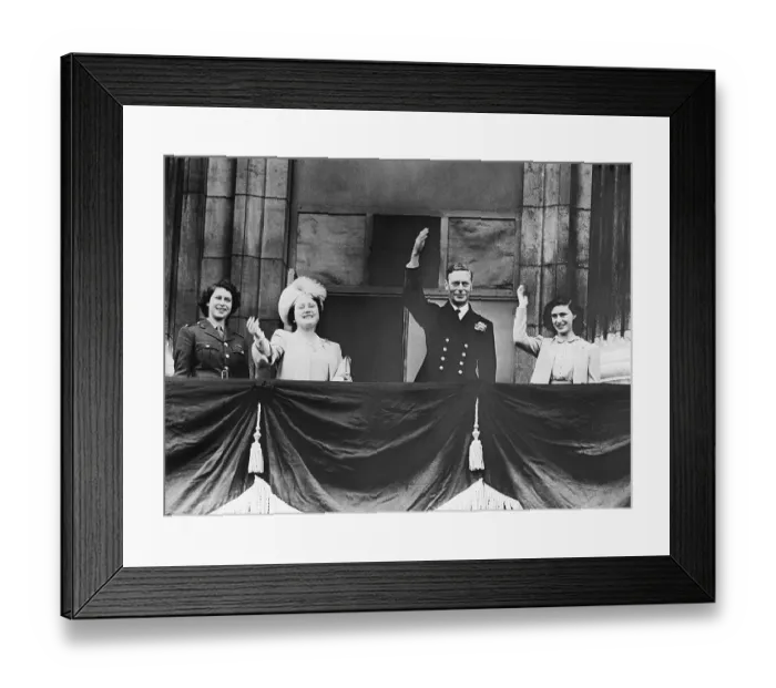 Framed Print : England'S Royal Family On V-E Day Framed Print : England'S Royal Family On V-E Day
