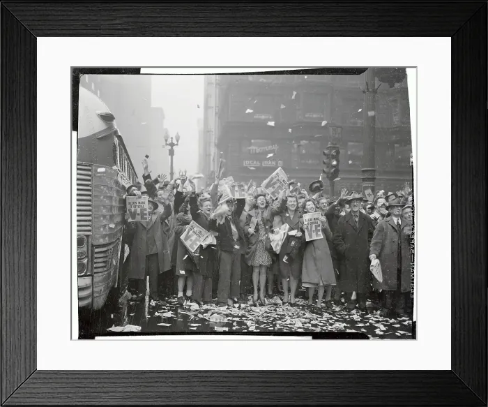 Framed Print : Huge Crowd of Chicago Citizens Waving in The Street Framed Print : Huge Crowd of Chicago Citizens Waving in The Street