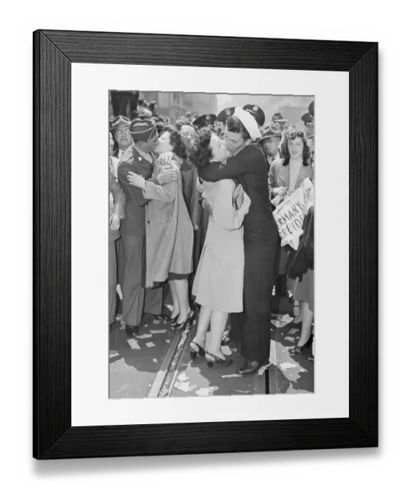 Framed Print : Kissing on V-E Day