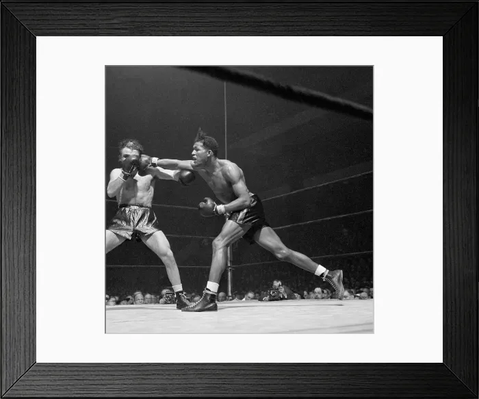 Framed Print : Ray Robinson Punching Jake Lamotta Framed Print : Ray Robinson Punching Jake Lamotta