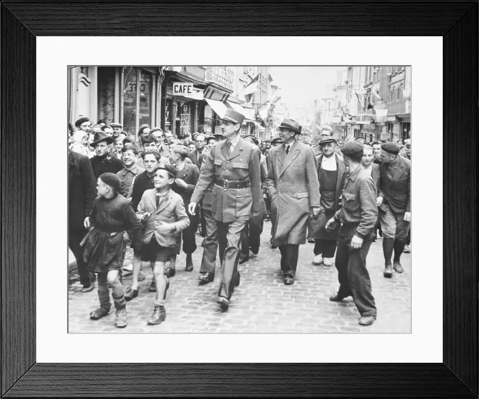 Framed Print : Charles de Gaulle and Crowd at Bayeux Framed Print : Charles de Gaulle and Crowd at Bayeux
