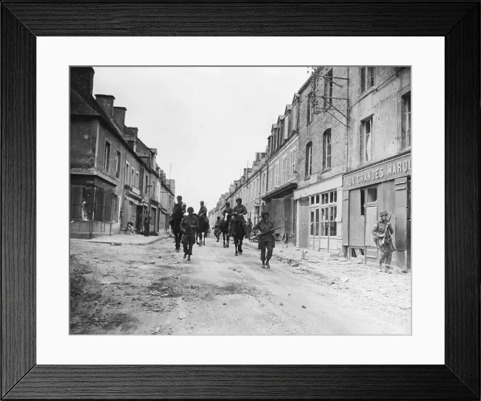 Framed Print : US Troops Take Ste Mere Eglise, Normandy 1944