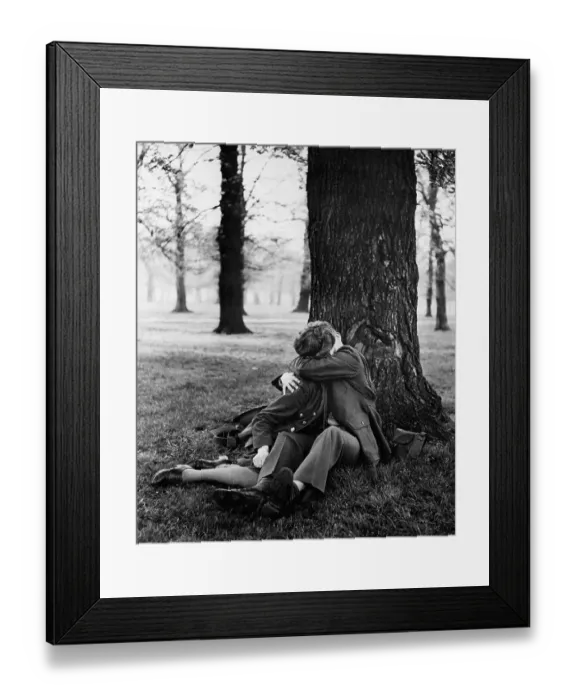 Framed Print : Couple Kissing in Hyde Park Framed Print : Couple Kissing in Hyde Park