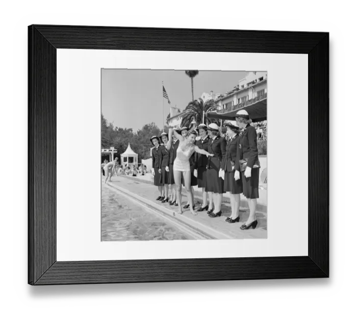 Framed Print : Esther Williams Demonstrates Crawlstroke