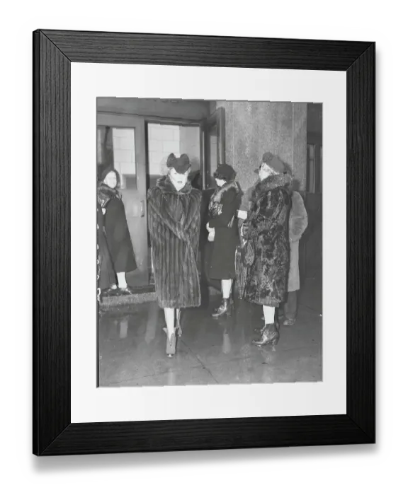 Framed Print : Fashionable Lucille Burton at Courthouse for Lonergan Trial Framed Print : Fashionable Lucille Burton at Courthouse for Lonergan Trial