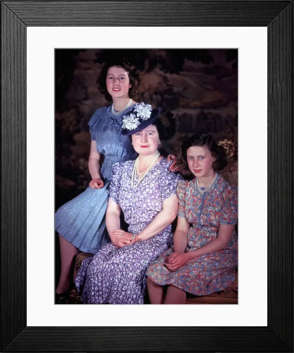 Framed Print : Queen Elizabeth with Daughters Framed Print : Queen Elizabeth with Daughters