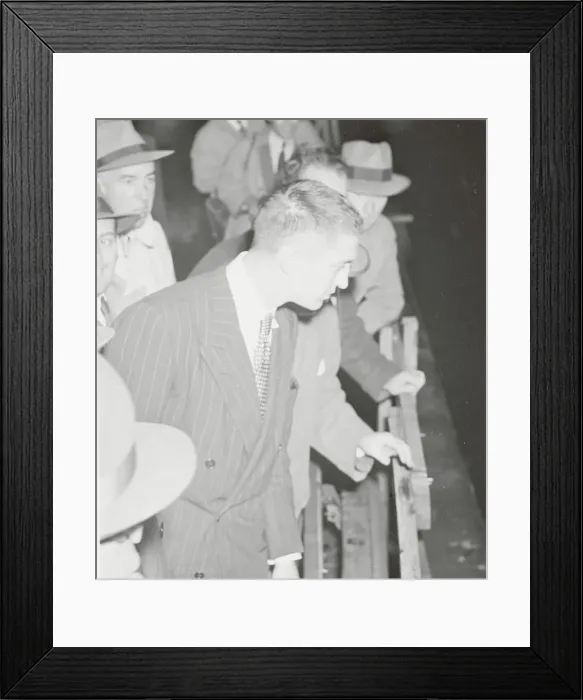Framed Print : Detectives and Suspect Wayne Lonergan at East River Framed Print : Detectives and Suspect Wayne Lonergan at East River