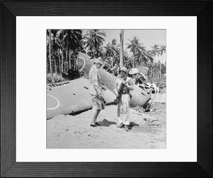 Framed Print : Eleanor Roosevelt Talking to Private C.D. Robertson Framed Print : Eleanor Roosevelt Talking to Private C.D. Robertson