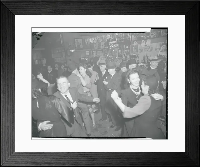 Framed Print : People Dancing Together in Nichtclub Framed Print : People Dancing Together in Nichtclub