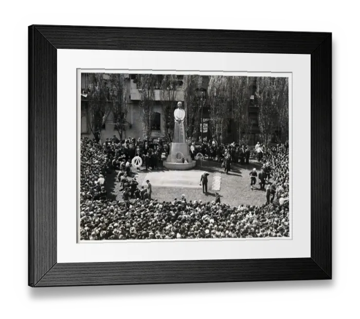 Framed Print : Wreath Placed At Sun Yat Sen Statue Framed Print : Wreath Placed At Sun Yat Sen Statue