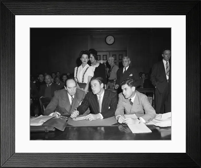 Framed Print : Errol Flynn Speaking to His Attorneys in Courtroom Framed Print : Errol Flynn Speaking to His Attorneys in Courtroom