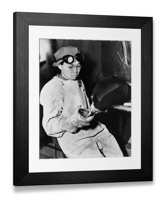 Framed Print : Woman Work at the New York Navy Yard Framed Print : Woman Work at the New York Navy Yard