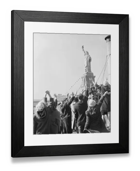 Framed Print : Children Waving to Statue of Liberty