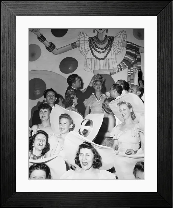 Framed Print : Newly Crowned Rio Queen and Orson Welles Framed Print : Newly Crowned Rio Queen and Orson Welles