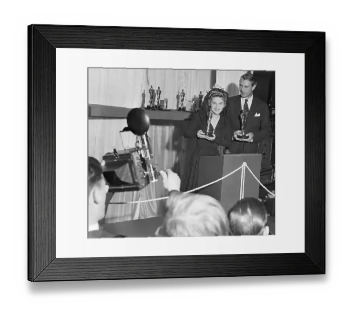 Framed Print : Fontaine And Cooper Holding Oscars Framed Print : Fontaine And Cooper Holding Oscars
