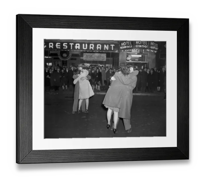 Framed Print : Soldiers and Girlfriends Kissing Framed Print : Soldiers and Girlfriends Kissing