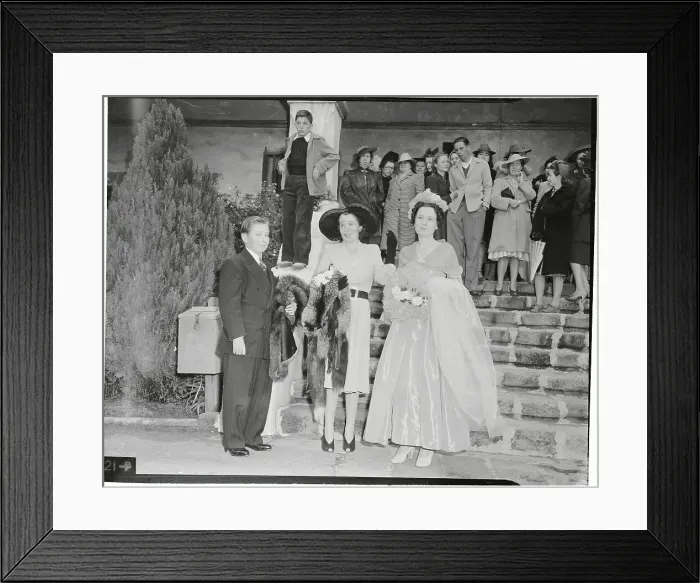 Framed Print : Tony Furness, Thelma Furness, and Mrs. Gloria Vanderbilt Arrive at Wedding Framed Print : Tony Furness, Thelma Furness, and Mrs. Gloria Vanderbilt Arrive at Wedding