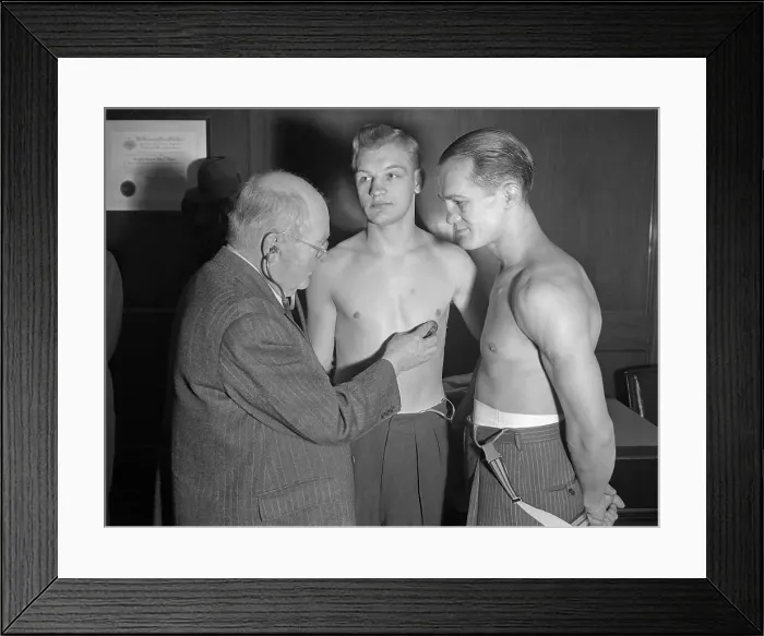 Framed Print : Georgie Abrams and Tony Zale in Boxing Action Framed Print : Georgie Abrams and Tony Zale in Boxing Action