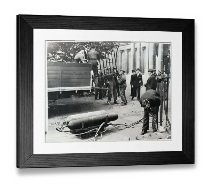 Framed Print : Workmen Remove Railing From Buckingham Framed Print : Workmen Remove Railing From Buckingham