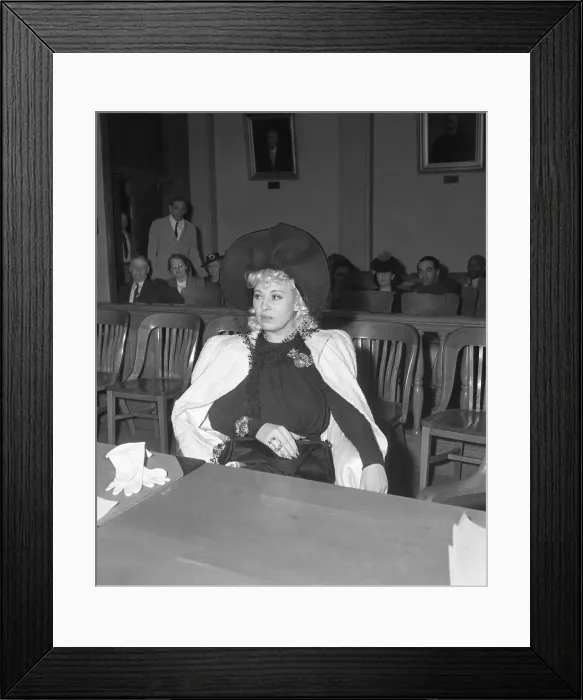 Framed Print : Mae West Sitting in Court Framed Print : Mae West Sitting in Court