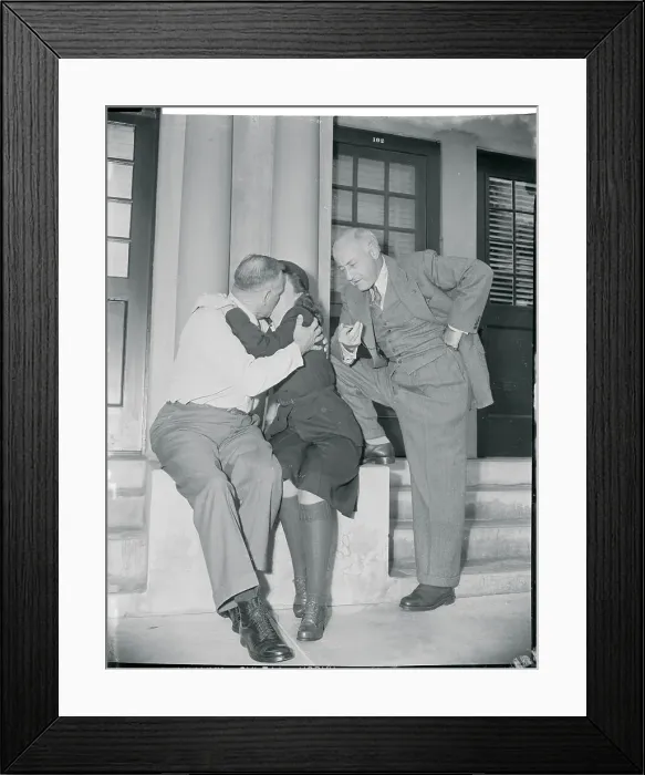 Framed Print : Cecil B. DeMille Observing Paulette Goddard's Kiss to Cafe Owner Framed Print : Cecil B. DeMille Observing Paulette Goddard's Kiss to Cafe Owner